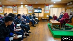 西藏精神领袖达赖喇嘛11月12日在达兰萨拉接见美国学生代表。