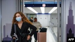 旅客抵達伊利諾伊州芝加哥市奧黑爾機場國際航站樓（2020年3月15日）。