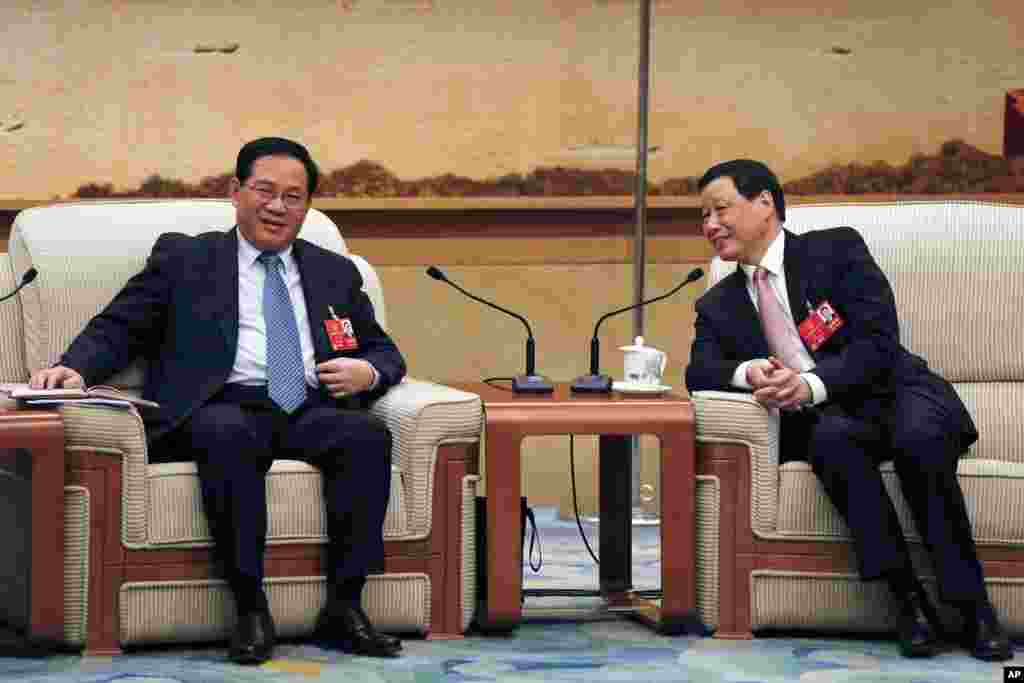 上海市委书记李强（左）和市长应勇2018年3月6日在北京人民大会堂举行的全国人民代表大会期间的分组会上。