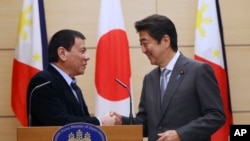 菲律賓總統杜特爾特對日本進行正式訪問26日與安倍見面。