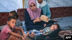 加沙中部上月感染脊髓灰質炎的巴勒斯坦兒童正在睡覺。(2024年8月27日)
