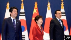 南韓總統朴槿惠（中），與日本首相安倍晉三（左）與中國總理李克強在南韓首爾舉行了三方首腦會議。