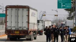 一部韓國貨車遭朝鮮拒絕進入開城工業園區後返回韓國。