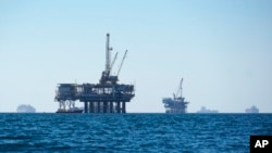 洛杉磯長灘港外等待進港卸貨的輪船（2021年10月5日）