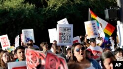 美國鳳凰城示威者抗議川普總統加緊遣返非法移民 (料照圖片)