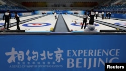 中國冰壺運動員在2022北京冬奧會賽場舉行測試活動。（2021年4月1日）
