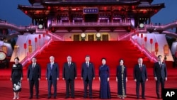 在中國官媒新華社發布的這張照片中，中國國家主席習近平（中）與妻子彭麗媛（右四）於2023年5月18日在中國西安大唐芙蓉園的紫雲樓與中亞領導人合影。