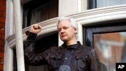 維基解密創始人朱利安阿桑奇2017年5月19日向使館外支持者揮手資料照。