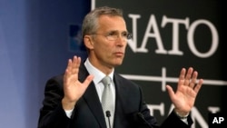 北約秘書長斯托爾滕貝格在位於布魯塞爾北約總部的新聞發布會上發表講話（2015年10月6日）。