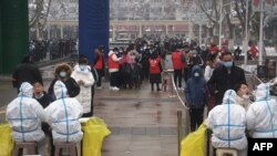 中國河南鄭州居民排隊接受新冠病毒核酸檢測。 （2022年1月5日）