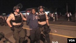 警員在弗格森市拘捕遊行抗議的民眾