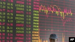 上海一證券公司的股市行情看板(資料圖片)