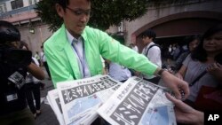 東京一個車站外派發有關北韓發射導彈消息的號外