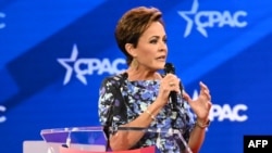 特朗普總統提名的美國之音台長人選卡麗·萊克(Kari Lake)2月21日在保守派政治行動大會 (CPAC) 上發言。(法新社照片)