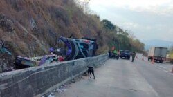 泰國旅遊巴士煞車失靈下坡路翻覆致18死31傷