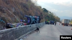 泰國巴真府2月26日發生一起旅遊巴士翻落路邊溝渠的事故。