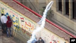 星期一埃及安全部隊向開羅解放廣場上示威者發射催淚彈