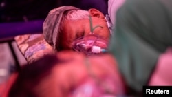 印度加濟阿巴德市的新冠患者在接受氧氣治療。（2021年5月6日）