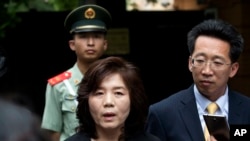 (资料照) 朝鲜外务省北美局局长崔善姬在朝鲜驻华使馆外召开记者会 (2016年6月23日)