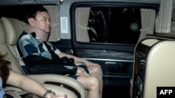 ອະດີດນາຍົກລັດຖະມົນຕີໄທ ທ່ານທັກສິນ ຊິນນະວັດ ເດີນທາງມາຢູ່ຮ່ວມກັບຄອບຄົວຂອງທ່ານ ລຸນຫຼັງທ່ານຖືກປ່ອຍໂຕຈາກໂຮງໝໍຕໍາຫຼວດໃນບາງກອກ, ວັນທີ 18 ກຸມພາ 2024.