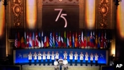 ກອງ​ທັບ​ບົກ ສະ​ຫະ​ລັດ ທຳ​ການ​ສະ​ແດງ​ຕີ​ກອງ ແລະ ເປົ່າ​ແກ ໃນ​ລະ​ຫວ່າງ​ງານ​ລະ​ນຶກ​ເຖິງວັນ​ຄົບ​ຮອບ 75 ປີ​ຂອງ​ການ​ສ້າງ​ຕັ້ງ​ອົງ​ການ NATO ຢູ່​ຫໍ​ປະ​ຊຸມ Andrew W. Mellon, ນະ​ຄອນຫຼວງ ວໍ​ຊິງ​ຕັນ, 9 ກໍ​ລະ​ກົດ, 2024. 