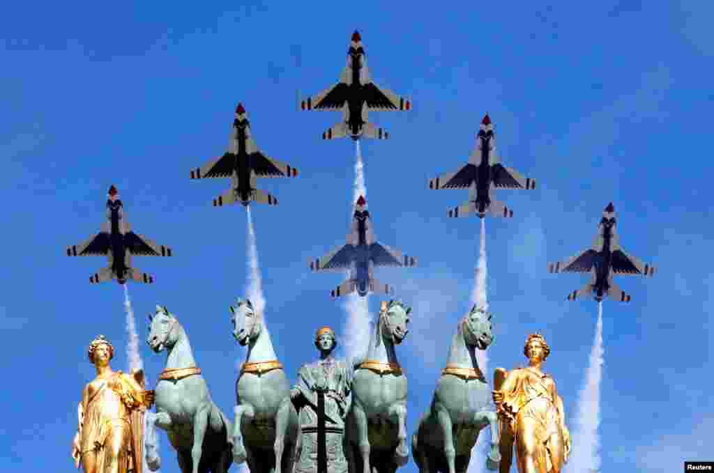 法国国庆节，美国空军的雷鸟战机飞过巴黎的卡鲁索凯旋门上空（2017年7月14日）。