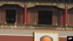 懸挂在天安門城樓上的毛澤東像