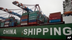 停泊在德國漢堡港的中國集裝箱貨輪。