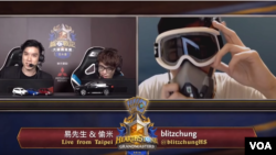 香港選手吳偉聰贏得電玩比賽後，頭戴象徵抗爭者的護目鏡接受采訪，喊出“光復香港，時代革命”的口號（網絡截圖）