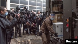 一盒輝瑞疫苗由UPS卡車運送至加拿大魁北克省蒙特利爾的一家護理院。 （2020年12月14日）