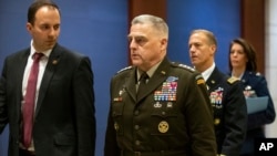 2020年1月8日，美軍參聯會主席米利上將(中)在向國會成員匯報美軍上星期殺死伊朗將軍蘇萊曼尼一事後走向參議院。