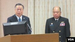 台灣國防部長嚴明 ( 左一 ) 1 月 5 號於立法院接受質詢 （美國之音張永泰拍攝）