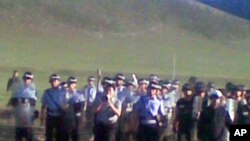 巴林左旗公安前去內蒙古赤峰市巴林左旗的巴彥淖爾鎮鎮壓抗議活動