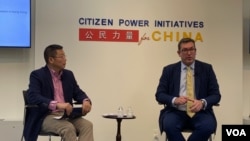 英國人權領袖羅傑斯在華盛頓非政府組織“公民力量”總部探討香港自由的消蝕和威權主義的崛起（美國之音蕭雨拍攝）