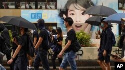 香港抗議者星期六（10月12）戴面罩或口罩舉行和平抗議遊行。 （美聯社）