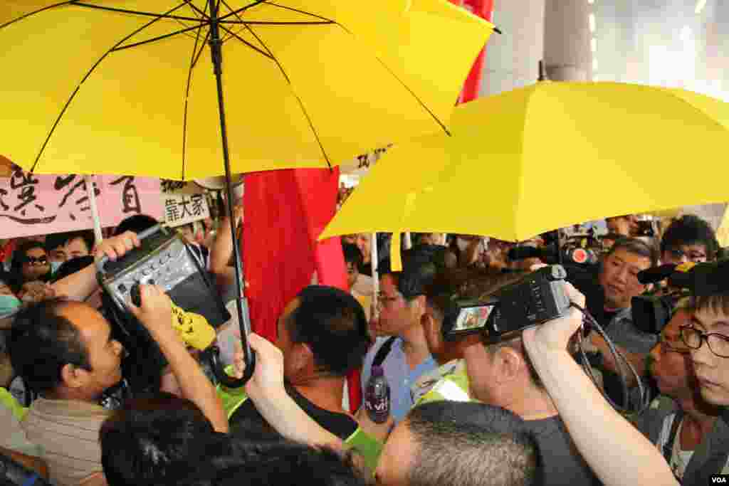 港府公布政改方案对立团体立法会外冲突 （美国之音海彦拍摄 ） 