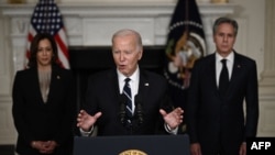 2023年10月10日，美國總統喬·拜登與副總統卡馬拉·哈里斯(左)和國務卿安東尼·布林肯(右)在華盛頓特區白宮國宴廳談論對以色列的襲擊。 拜登週二表示，哈馬斯對以色列的襲擊是“徹頭徹尾的邪惡”。 美國國務院表示，國務卿布林肯週三前往以色列，傳達“團結和支持的訊息”。 (法新社圖片)