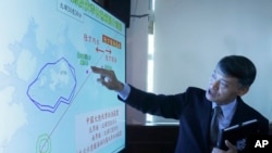 台灣海巡署分署長廖德成在台北舉行的記者會上談一艘漁船7月2日被中國船隻攔截事件。 (2024年7月3日)