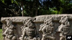 Алтарь Q, изображающий 16 царей города в династической преемственности, археологический объект Копан в Копан-Руинас, Гондурас, 3 июля 2021