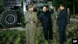 朝鲜领导人金正恩7月28日在朝鲜导弹试射基地视察