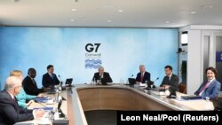 拜登總統(右3)在G7峰會舉行會談。