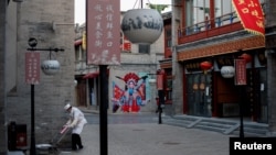 北京前門一個餐館的工人在工作。（2020年4月8日）