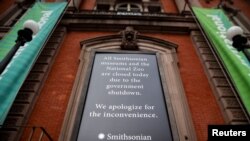 在美國華盛頓特區，倫威克美術館外的一塊標牌上寫著所有史密森尼博物館都關閉了。（2019年1月20日） 