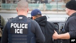 美國洛杉磯一座移民監獄執行公務的移民和海關執法局官員。( 資料照片)