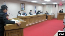 台灣立法院外交及國防委員會就雙橡園升旗事件進行質詢(美國之音張永泰拍攝)