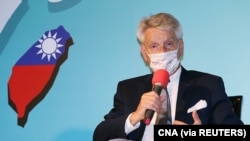 法國參議院友台小組主席李察在台北的記者會上講話。（2021年10月8日）