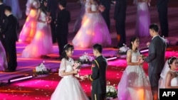 2018年5月20日，中國遼寧省瀋陽的東北大學舉辦集體婚禮。(AFP 資料照）