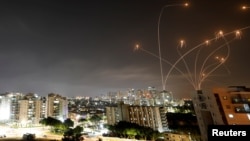 以色列鐵穹導彈防禦系統攔截從加沙地帶襲來的哈馬斯火箭。(2021年5月10日)