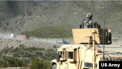 圖為美軍作戰後勤巡邏隊在阿富汗公路旁進行巡邏，保衛公路的安全。