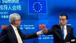 中国总理李克强和欧盟委员会主席容克在布鲁塞尔举行的欧盟-中国气候峰会后出席记者会。（2017年6月2日）